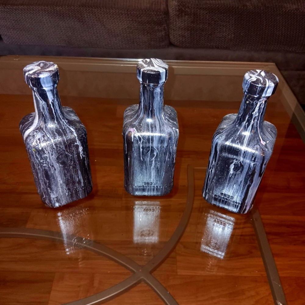 Black and White Marble Pattern Bottles:by Chanbursai